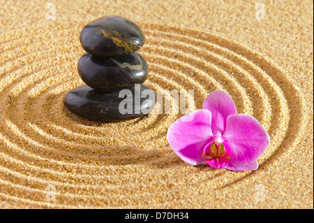 Jardin zen japonais avec des pierres empilées dans le sable Banque D'Images