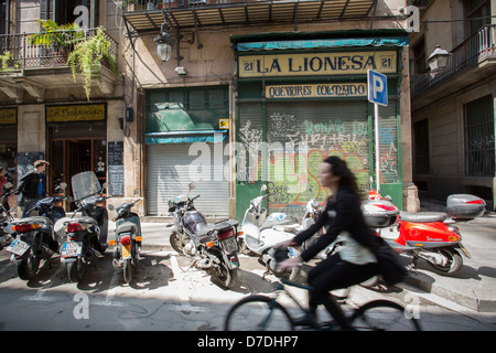 Rue animée de Barri Gothic - Barcelone, Espagne. Banque D'Images