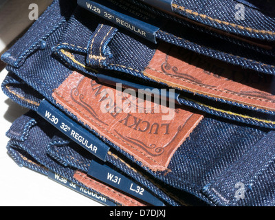 Pile de Jeans Denim, magasin de détail, USA Banque D'Images