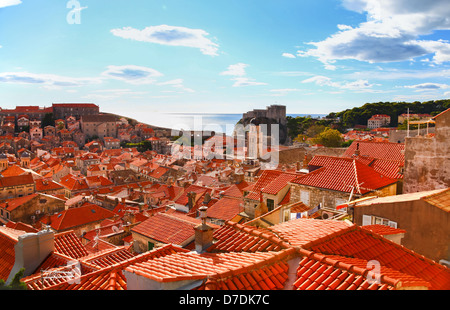 Voir de nombreux sites de la vieille ville dans la ville de Dubrovnik, Croatie. Les toits de tuile rouge classique avec mur autour de la ville fortifiée Banque D'Images