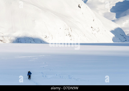 Ski de fond sur un lac gelé en Alaska. Banque D'Images
