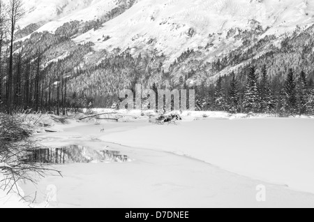 Réflexions de neige dans un lac partiellement gelé en Alaska Banque D'Images