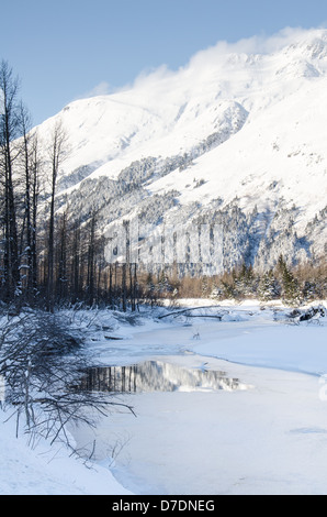 Lac couvert de neige près d'Anchorage en Alaska Banque D'Images