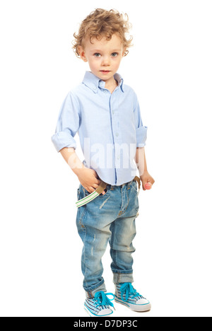 Bébé garçon décontracté avec des cheveux blonds posant en jeans moderne isolé sur fond blanc Banque D'Images