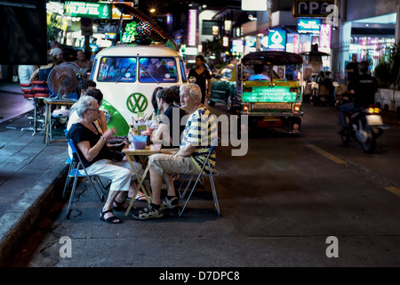 Scène de rue la nuit de Bangkok avec conversion VW dormobile servant des boissons pour les clients. S. E. Asie Thaïlande Banque D'Images