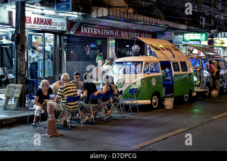 Scène de rue la nuit de Bangkok avec conversion VW dormobile servant des boissons pour les clients. S. E. Asie Thaïlande Banque D'Images