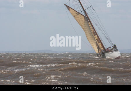 Barry Island Yacht Club, le Pays de Galles. 4e mai 2013. Un Rorlan Jan Bretagne traditionnelle coupe-pilote dans une mer formée après course annulée en raison de l'état de la mer. Crédit : David Broadbent/Alamy Live News Banque D'Images