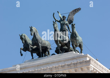 Statue sur Monumento a Vittorio Emanuele II sur la Piazza Venise, Rome, Italie Banque D'Images