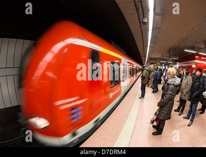 STUTTGART - 09 février ; les personnes en attente dans la station de métro sur février 09, 2013 à Stuttgart, ville de l'Allemagne. Banque D'Images