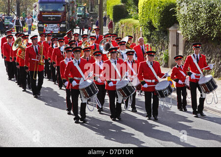 GREAT TORRINGTON, Royaume-Uni, 4 mai 2013. La bande d'argent Torrington menant la ville grand carnaval annuel de la procession. La street parade est le point culminant de la May Fair qui a eu lieu depuis le xvie siècle pour marquer le début de l'été : pjhpix Crédit/Alamy Live News Banque D'Images