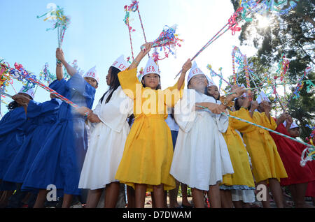 NORTH COTABATO, PHILIPPINES, 5e mai 2013 - Litthe Enfants portant un costume nain colourfull thier vague se bloque pendant l'ouverture de la plus longue corde en Asie de Barangay Nouvel Israël, Makilala, North Cotabato, Philippines du Sud, 5 mai 2013. Le nouvellement ouvert zip-line avec 1,3 kilomètres et 1km de long est la plus longue corde en Asie selon Ministère du Tourisme (DOT). Chaque trajet vous coûtera 8,5 ou php350. Banque D'Images