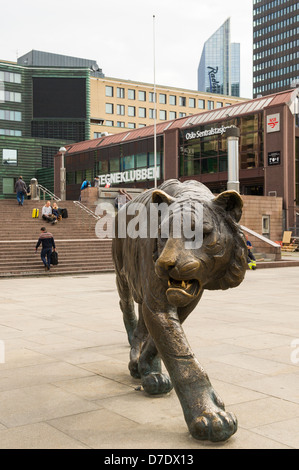 En dehors de la statue du tigre Central Railway station, Oslo, Norvège Banque D'Images