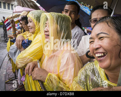 Bangkok, Thaïlande. 5 mai, 2013. Les thaïs attendre sous la pluie pour voir Bhumibol Adulyadej, le Roi de Thaïlande, dimanche. Le 5 mai marque le 63e anniversaire du couronnement de Sa Majesté le Roi Bhumibol Adulyadej. La journée est célébrée comme une fête nationale ; depuis cette année, il tombe un dimanche, le jour férié sera célébrée le lundi 6 mai, et à ce titre tous les bureaux gouvernementaux et les banques commerciales se ferme pour la journée. Sa Majesté le Roi Bhumibol Adulyadej est le plus ancien monarque régnant dans le monde. Chaque année, le 5 mai, le Royaume de Thaïlande commémore le jour où, en 1950, la cérémonie du Couronnement Banque D'Images