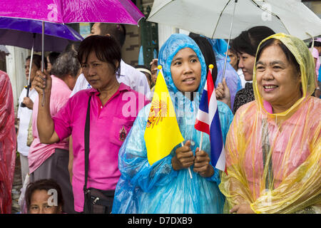 Bangkok, Thaïlande. 5 mai, 2013. Les thaïs attendre sous la pluie pour voir Bhumibol Adulyadej, le Roi de Thaïlande, dimanche. Le 5 mai marque le 63e anniversaire du couronnement de Sa Majesté le Roi Bhumibol Adulyadej. La journée est célébrée comme une fête nationale ; depuis cette année, il tombe un dimanche, le jour férié sera célébrée le lundi 6 mai, et à ce titre tous les bureaux gouvernementaux et les banques commerciales se ferme pour la journée. Sa Majesté le Roi Bhumibol Adulyadej est le plus ancien monarque régnant dans le monde. Chaque année, le 5 mai, le Royaume de Thaïlande commémore le jour où, en 1950, la cérémonie du Couronnement Banque D'Images