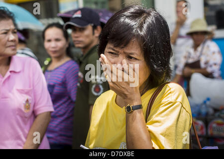 Bangkok, Thaïlande. 5 mai, 2013. Une femme pleure après avoir vu Bhumibol Adulyadej, le Roi de Thaïlande, dans son cortège de dimanche. Le 5 mai marque le 63e anniversaire du couronnement de Sa Majesté le Roi Bhumibol Adulyadej. La journée est célébrée comme une fête nationale ; depuis cette année, il tombe un dimanche, elle sera célébrée le lundi 6 mai, et à ce titre tous les bureaux gouvernementaux et les banques commerciales se ferme pour la journée. Sa Majesté le Roi Bhumibol Adulyadej est le plus ancien monarque régnant dans le monde. Chaque année, le 5 mai, le Royaume de Thaïlande commémore le jour où, en 1950, l'Coronatio Banque D'Images