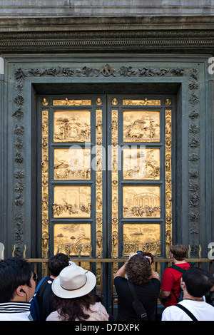 Les touristes en face de porte d'or du baptistère de Florence (Battistero di San Giovanni), Italie Banque D'Images