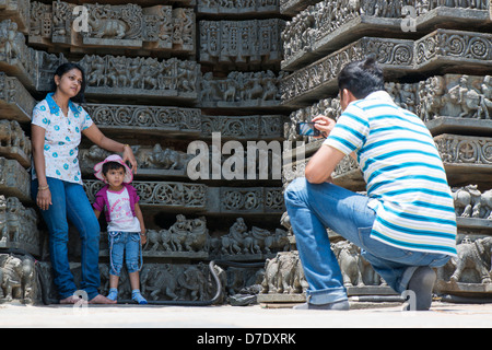 Un père prend une photo de sa famille à l'Hindu Temple Hoysaleswara à Halebidu, près de Hassan, Karnataka, Inde Banque D'Images