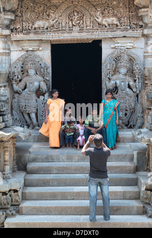 Un touriste indien prend une photo de sa famille à l'Hindu Temple Hoysaleswara à Halebidu, près de Hassan, Karnataka, Inde Banque D'Images