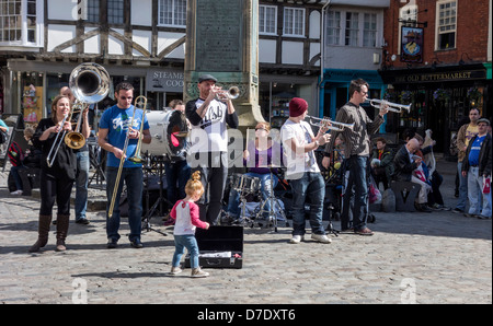 Pas de limite Street Canterbury Buttermarket Brass Band Banque D'Images