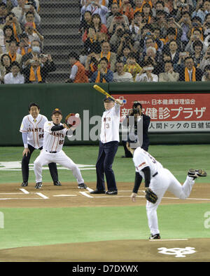 5 mai 2013 - Tokyo, Japon - L'ancien manager Shigeo Nagashima Yomiuri Giants balançoires une chauve-souris comme géants actuel manager Tatsunori Hara va attraper la balle lancée comme une cérémonie de première balle par d'anciens géants et des New York Yankees voltigeur Hideki Matsui, droite, tandis que le premier ministre japonais Shinzo Abe, à gauche, joue un rôle d'un juge-arbitre avant le match contre les Giants Carp Hiroshima au Tokyo Dome de Tokyo Dimanche, 5 avril 2013. Matsui et Nagashima a reçu le prix d'honneur du peuple de Abe à une cérémonie avant le match. (Crédit de droit Â©Yoshikazu Okunishi, piscine), Jana/press/ZUMA Banque D'Images