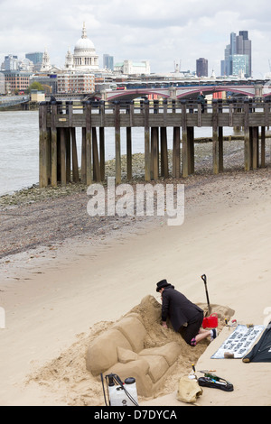 La création d'artiste sculptures en sable à la Tamise plage à Gabriels Wharf, London Banque D'Images