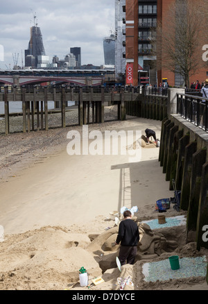 Des artistes créant des sculptures en sable à la Tamise plage à Gabriels Wharf, London Banque D'Images