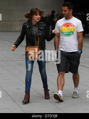 Londres, Royaume-Uni, 5 mai 2013 : Gabrielle Aplin vu quitter BBC radio one studios à Londres. Credit : WFPA/Alamy Live News Banque D'Images