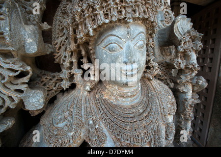 Un détail de la statue montre la maîtrise de l'artisanat à l'Hoysala temple hindou à Halebidu, près de Hassan, Karnataka, Inde Banque D'Images