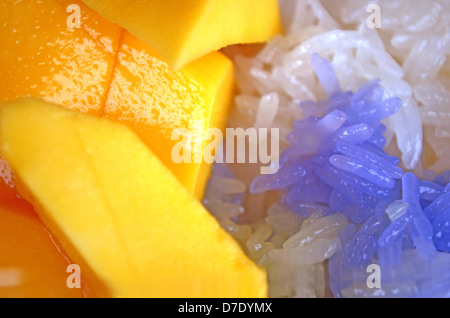 Mango : Célèbre Thai Sweet Fruit avec Sticky Rice at Market Banque D'Images