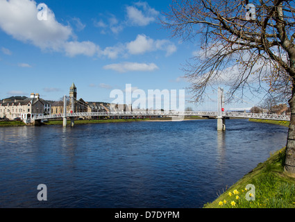 INVERNESS ET LA RIVIÈRE NESS AVEC UN PONT SUSPENDU DANS LE CENTRE-VILLE DE JOUR DU DÉBUT DU PRINTEMPS À LA FIN D'AVRIL Banque D'Images