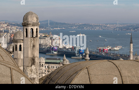 Vue du Bosphore à partir de la mosquée de Soliman à Istanbul, Turquie. Banque D'Images