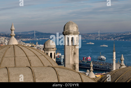 Vue du Bosphore à partir de la mosquée de Soliman à Istanbul, Turquie. Banque D'Images