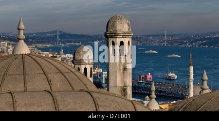 Vue du Bosphore à partir de la mosquée de Soliman à Istanbul, Turquie. Banque D'Images