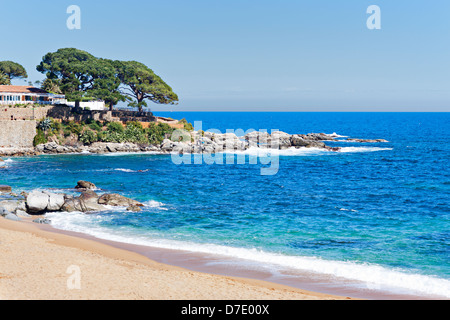 La plage typique de la Costa Brava, Catalogne, Espagne Banque D'Images