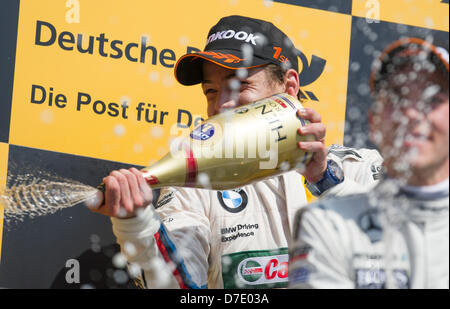 Allemand Brésilien Touring Masters (DTM) Augusto Farfus pilote de l'équipe BMW célèbre sa victoire de RBM la première course de la saison DTM à Hockenheim avec une douche au champagne à Hockenheim, Allemagne, 05 mai 2013. Photo : UWE ANSPACH Banque D'Images