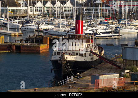 Vieux remorqueur à vapeur Calshot dans les quais de Southampton, arrivée tôt le matin sur P&O Ventura. Banque D'Images