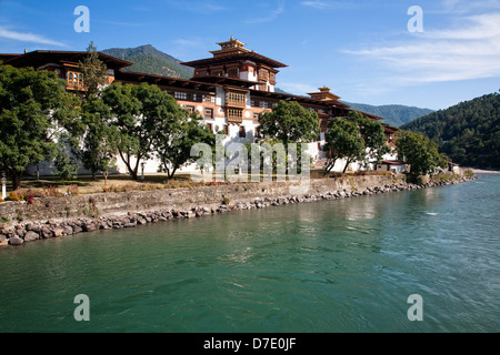 Le Punakha Dzong (forteresse) à la confluence de la Mo et Pho Chhu (rivières). Le Bhoutan. Banque D'Images