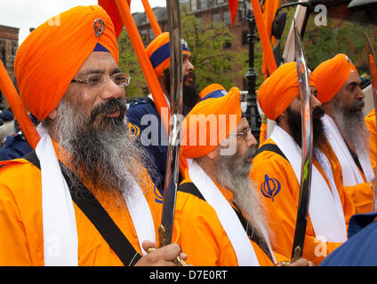 Sikhs ou sikkh, personnes associées au sikhisme, une religion monothéiste.Officier de poste une garde armée non formée à la plus importante célébration Vaisakhi dans le calendrier sikh marqué par leur procession orange Nagar Kirtan, punjab, sikh, vaisakhi, religieux,traditionnel, baisakhi, célébration, inde, sikhisme,ndian, punjabi, heureux, turban, tradition,culture, religion, festival, dans les rues de la ville.Le Nagar Kirtan est la couleur, la célébration et le culte et est une invitation à tous les hommes, indépendamment de caste, de religion et de credo à rejoindre. Banque D'Images