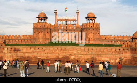 Les touristes en face de Lahore gate du Fort rouge de Delhi, Inde la vieille ville Banque D'Images