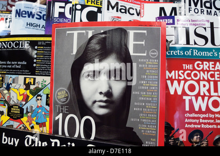 Malala Yousafzai sur la couverture du magazine Time sur les étagères au marchand de WH Smith London England UK Banque D'Images