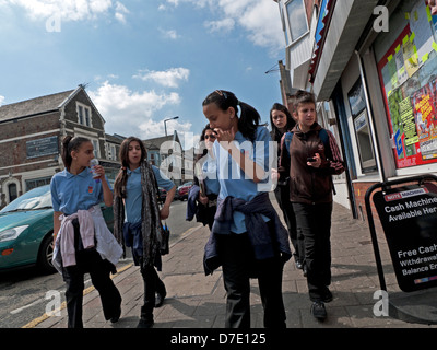 Les jeunes filles en uniforme de marcher ensemble à la maison de l'école un jour de printemps dans la ville de Cardiff, Pays de Galles KATHY DEWITT Banque D'Images