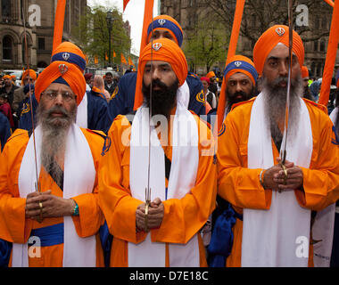 Sikhs ou sikkh, personnes associées au sikhisme, une religion monothéiste.Officier de poste une garde armée non formée à la plus importante célébration Vaisakhi dans le calendrier sikh marqué par leur procession orange Nagar Kirtan, punjab, sikh, vaisakhi, religieux,traditionnel, baisakhi, célébration, inde, sikhisme,ndian, punjabi, heureux, turban, tradition,culture, religion, festival, dans les rues de la ville.Le Nagar Kirtan est la couleur, la célébration et le culte et est une invitation à tous les hommes, indépendamment de caste, de religion et de credo à rejoindre. Banque D'Images