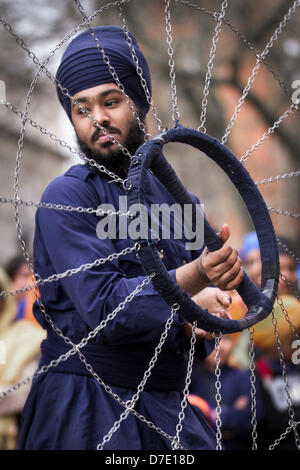 Tourner les armes sikh, les chaînes, chakar bolo, chuks; Khalsa Sikh Martial arts (Armée des purs).Un guerrier de Nihang ou Sikh interprète Gatkha, Gatka une tradition en utilisant la démonstration de voile de Chakra à la plus importante célébration de Vaisakhi dans le calendrier sikh marqué par la communauté sikh du Grand Manchester, avec leur procession annuelle Nagar Kirtan dans les rues de la ville.Le Nagar Kirtan est la couleur, la célébration et le culte et est une invitation à tous, indépendamment de la caste, de la religion et de la croyance, de se joindre aux Sikhs pour célébrer leur religion et leur culture. Banque D'Images