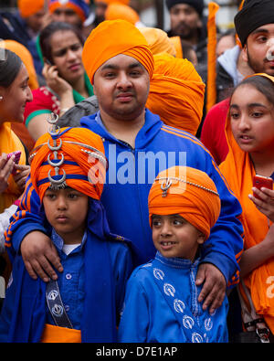 Sangar de Greater Manchester. Le Naga Kirtan Dimanche 5 Mai, 2013. La plus importante célébration du Vaisakhi dans le calendrier sikh marquée par la communauté sikh d'une plus grande et leur rapport annuel Nagar Kirtan procession dans les rues de Manchester. Le Keertan Nagar est couleur, la célébration et l'adoration et est une invitation à tous, sans distinction de caste, de religion et de croyance pour pouvoir rejoindre les Sikhs dans la célébration de leur religion et de la culture. Banque D'Images