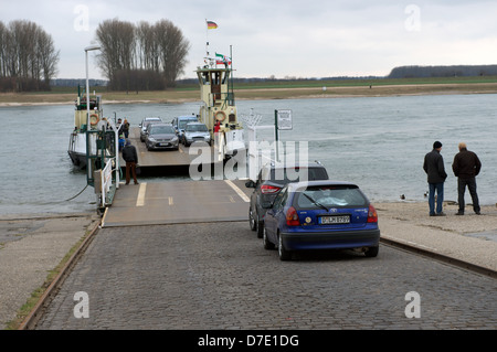 Car-ferry traversant le Rhin, Vöhrenbach, Allemagne Banque D'Images