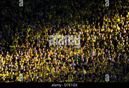 Fans de football club Borussia Dortmund forment un motif de la couleurs des clubs en noir et jaune dans les stands Banque D'Images