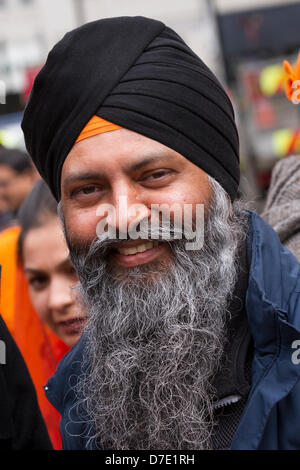 Sangar de Greater Manchester. Le Naga Kirtan Dimanche 5 Mai, 2013. La plus importante célébration du Vaisakhi dans le calendrier sikh marquée par la communauté sikh d'une plus grande et leur rapport annuel Nagar Kirtan procession dans les rues de Manchester. Le Keertan Nagar est couleur, la célébration et l'adoration et est une invitation à tous, sans distinction de caste, de religion et de croyance pour pouvoir rejoindre les Sikhs dans la célébration de leur religion et de la culture. Banque D'Images