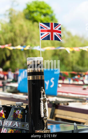 Londres, Royaume-Uni. 5 mai, 2013. Un petit drapeau de l'Union fixé à la cheminée d'un canalboat participant à l'Caavalcade Canalway à petite Venise à Londres. Bon nombre des 150 bateaux participant sont venus de l'extrême le système d'eau en Grande-Bretagne. Photographe : Gordon 1928/Alamy Live News. Banque D'Images