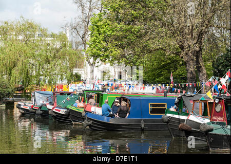 Londres, Royaume-Uni. 5 mai, 2013. Canalboats participant à l'Canalway Cavalcade à la petite Venise. Bon nombre des 150 bateaux participant sont venus de l'extrême le système d'eau en Grande-Bretagne. Photographe : Gordon 1928/Alamy Live News. Banque D'Images