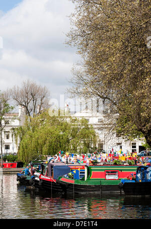 Londres, Royaume-Uni. 5 mai, 2013. Canalboats participant à l'Canalway Cavalcade à la petite Venise. Bon nombre des 150 bateaux participant sont venus de l'extrême le système d'eau en Grande-Bretagne. Photographe : Gordon 1928/Alamy Live News. Banque D'Images